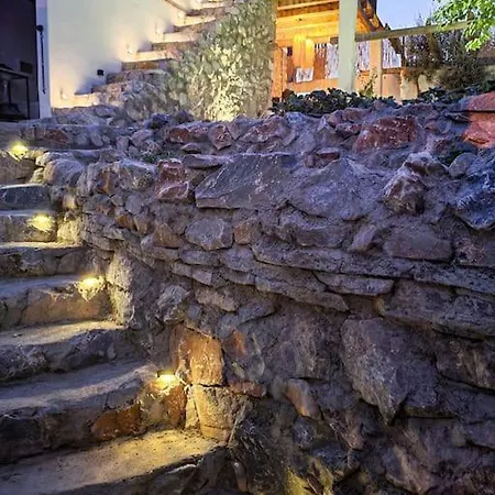 בית נופש Stone House With Pool מוגלה