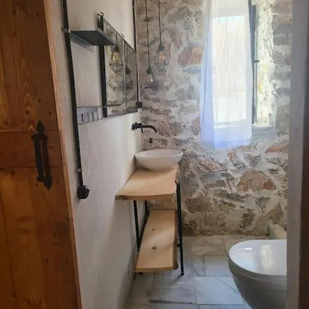 Stone House With Pool Case de vacanță