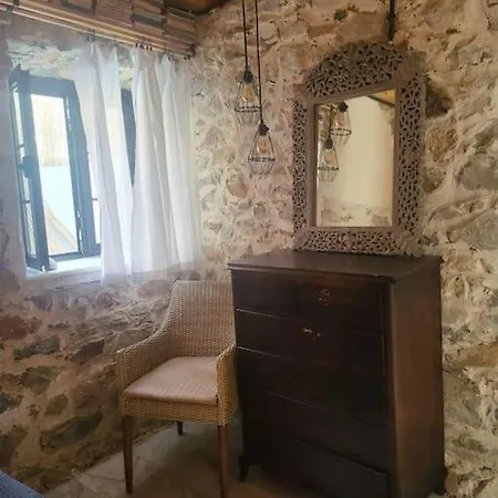Stone House With Pool בית נופש