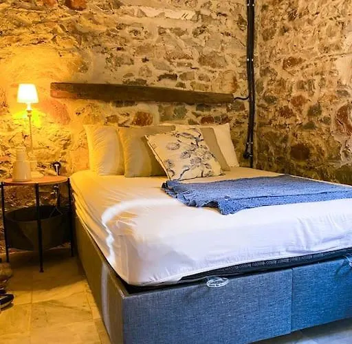 Stone House With Pool Сasa de vacaciones