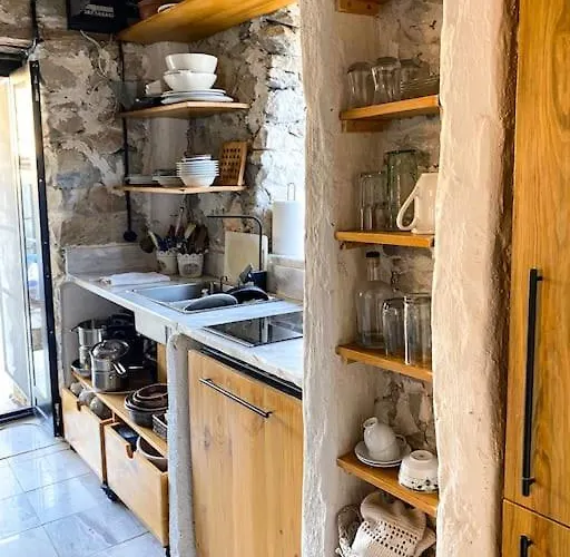 Сasa de vacaciones Stone House With Pool