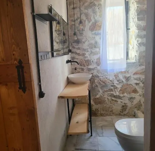 Stone House With Pool Сasa de vacaciones