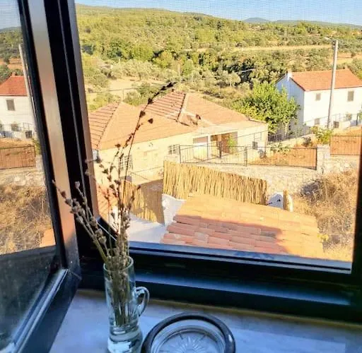 Сasa de vacaciones Stone House With Pool