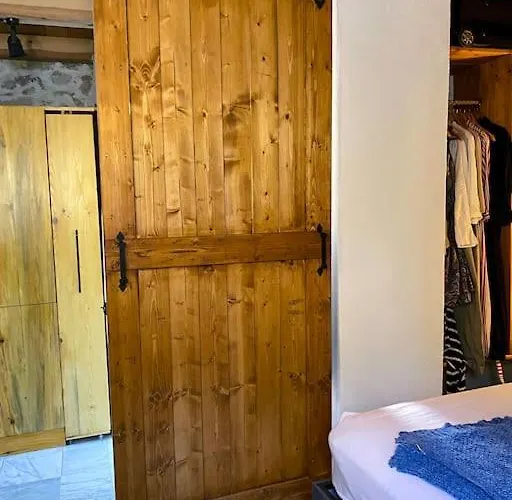 Сasa de vacaciones Stone House With Pool