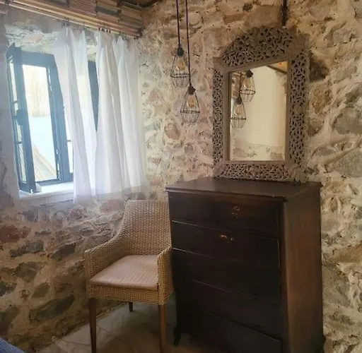 Stone House With Pool Сasa de vacaciones